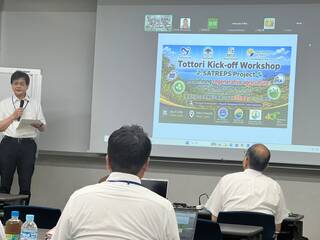 Professor Tsunekawa giving a presentation