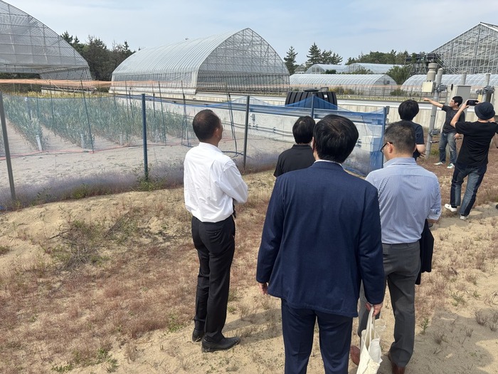 圃場視察の様子。